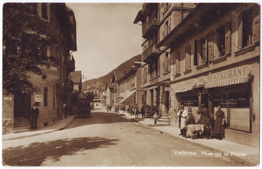Rue de la poste vers 1920. A l'époque les chauffeurs de bus étaient en blouse blanche comme on peut le voir sur la photo à droite