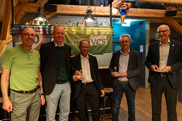 Bildlegende: von links nach rechts: Daniel Daucourt (Präsident VCS Ob- und Nidwalden), Martin Bürgi (Kantonsingenieur), Josef Hess (Regierungsrat), Beat von Deschwanden (Gemeindepräsident Kerns), Bruno Vogel (Gemeindepräsident Alpnach)