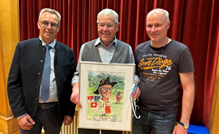 Der abtretende Gemeindeweibel Josef von Rotz (Mitte) zusammen mit dem neuen Weibel Andreas Abplanalp (rechts) und Gemeindepräsident Beat von Deschwanden (links)