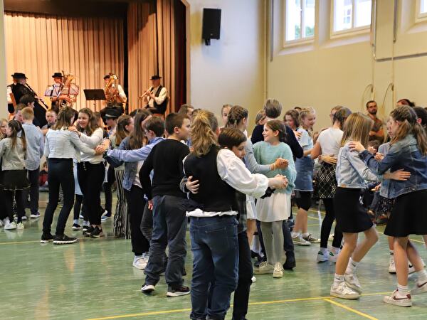 Klingendes Klassenzimmer - D'Muisikante chemid