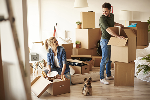 Frau und Mann beim Packen von Umzugskisten