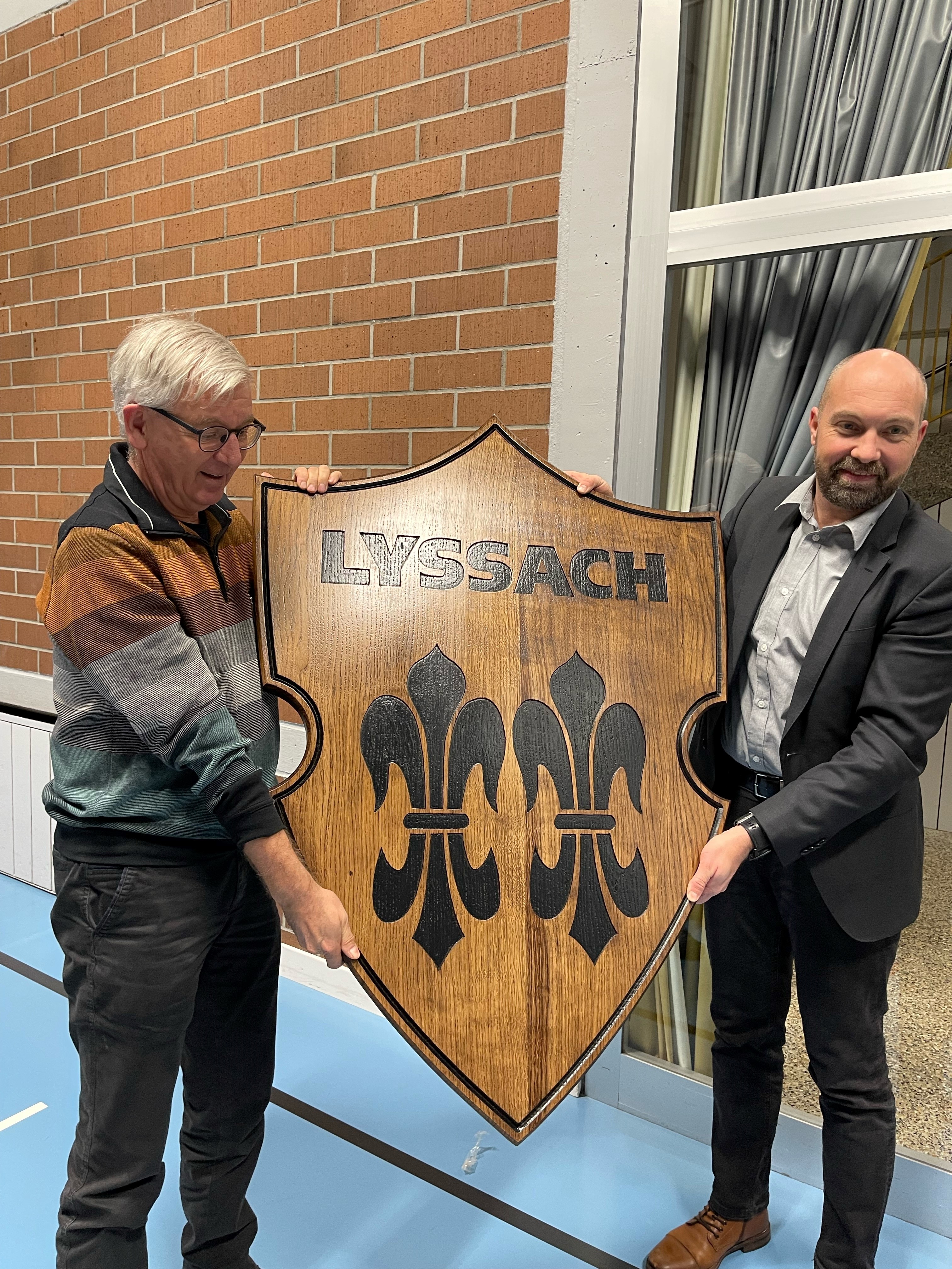 Die Gemeinde Lyssach bedankt sich bei André Vogel für das schöne Wappen der Gemeinde Lyssach. Es hat bereits seinen Platz auf der Gemeindeverwaltung gefunden. 