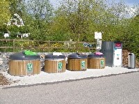 Glas- und Textilcontainer unterhalb des Teiches beim Allmendhof