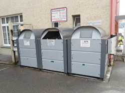 Sammel-Container ausserhalb des Werkhofes auf dem Drottoir entlang der Saurenbachstrasse.