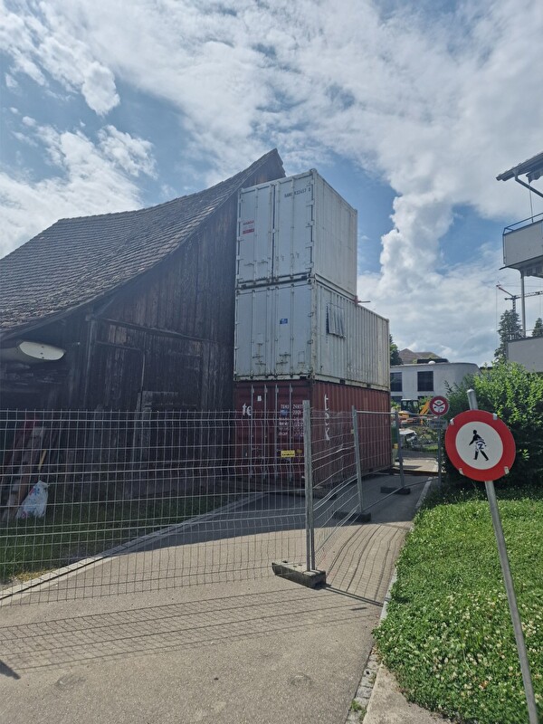 Scheune mit Containern
