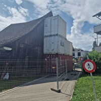 Scheune mit Containern
