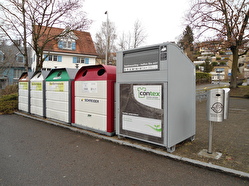 Glas-Sammelcontainer nach Farben getrennt.