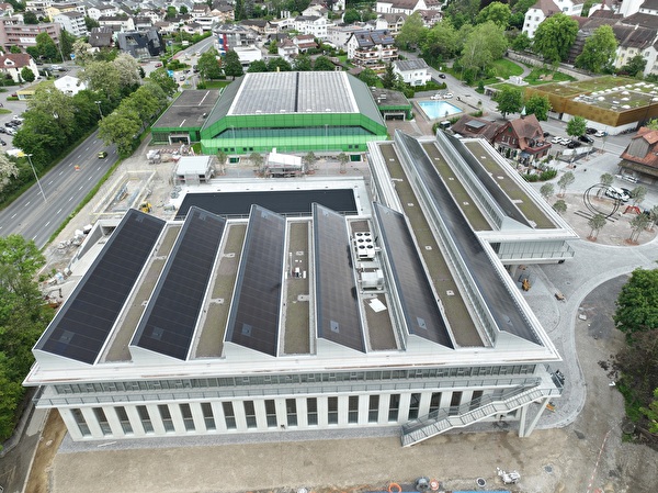 Dächer mit Solaranlagen auf dem Schulhaus Zirkusplatz und der Stadthalle Sursee