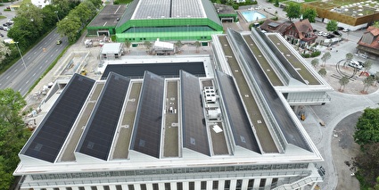 Dächer mit Solaranlagen auf dem Schulhaus Zirkusplatz und der Stadthalle Sursee