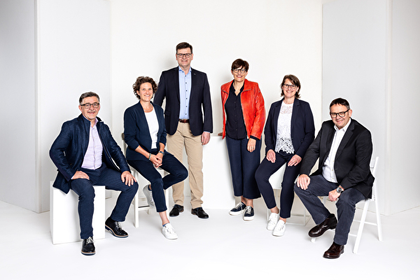 Der Surseer Stadtrat (v.l.n.r.): Finanzvorsteher Urs Koch, Bildungsvorsteherin Judith Studer-Niederberger, Bauvorsteher Romeo Venetz, Sozialvorsteherin Yvonne Zemp Baumgartner, Stadtpräsidentin Sabine Beck-Pflugshaupt und Stadtschreiber Bruno Peter (Foto: philipp koch | imagestudio.ch). 