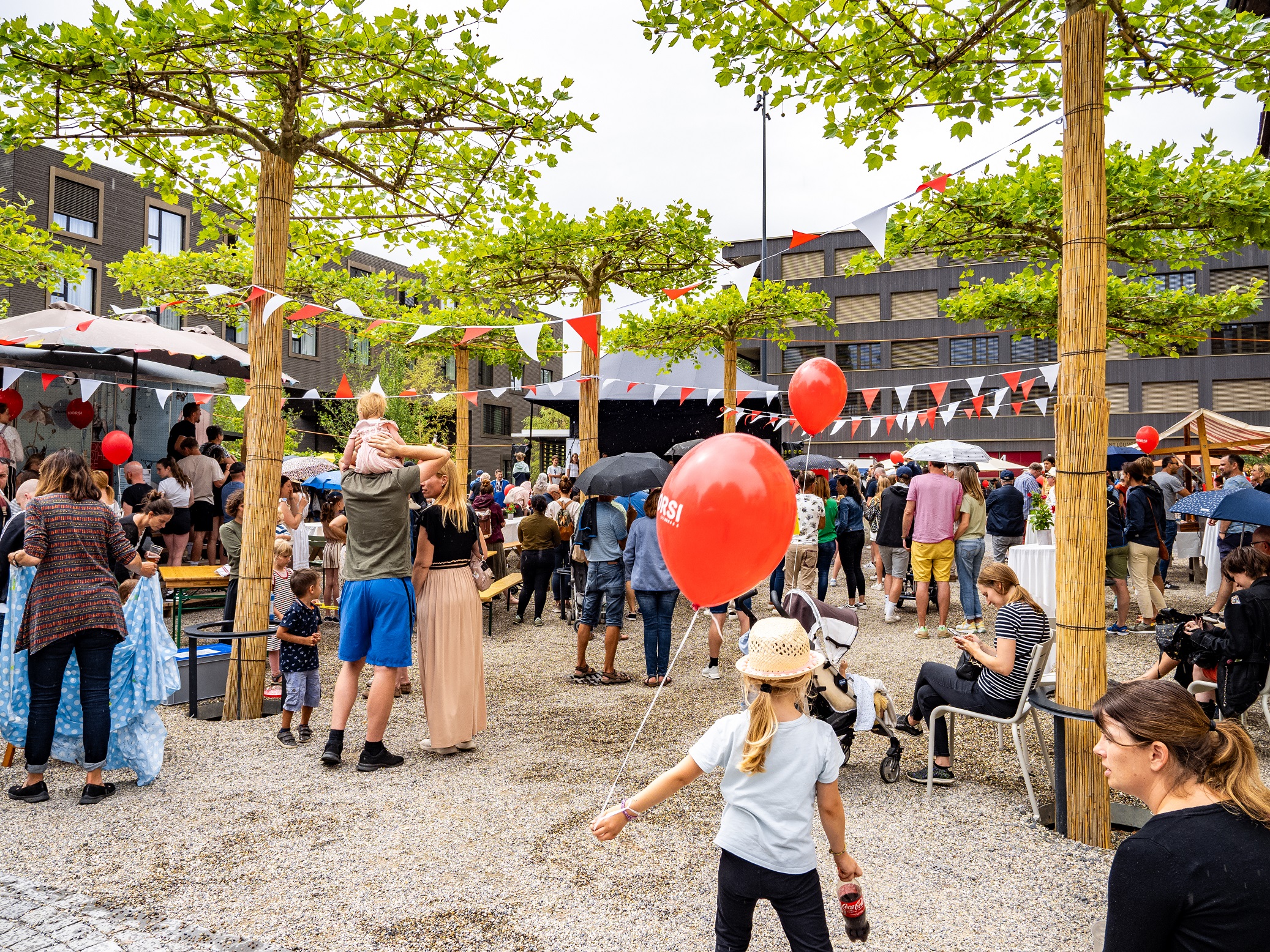 Kinder und Erwachsene an einem Anlass der Stadt Sursee