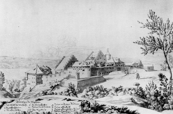 Landvogteischloss Wädenswil von Westen, erbaut 1551-1555, als Ersatz für die Burg Wädenswil, welche aufgrund eines Tagsatzungsbeschlusses 1557 unbewohnbar gemacht werden musste. Auf dem Bild - aus Sicht des heutigen Friedhofs - ist links das Zschokkehäuschen ehemals Sennhütte und auf der rechten Seite die 1755 neu erbaute Pforte zu sehen. Beide Gebäudeteile stehen heute noch. Das Hauptgebäude mit Treppenturm brannte 1804 ab. Dieses Bild ist in der Dokumentationsstelle zu finden.