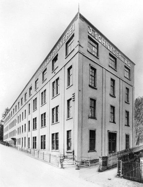 1826 gründet Jakob Schnyder (1788-1856) eine Rosshaarspinnerei, die 1834 ins Haus Zum Morgenstern verlegt wird. 1873 wird der Betrieb an die Einsiedlerstrasse verlegt und bis 1901 ausgebaut. 1918 Umwandlung in die Familien-Aktiengesellschaft J. Schnyder AG. 1929 erweitert man die Fabrik auf vier Stockwerke.