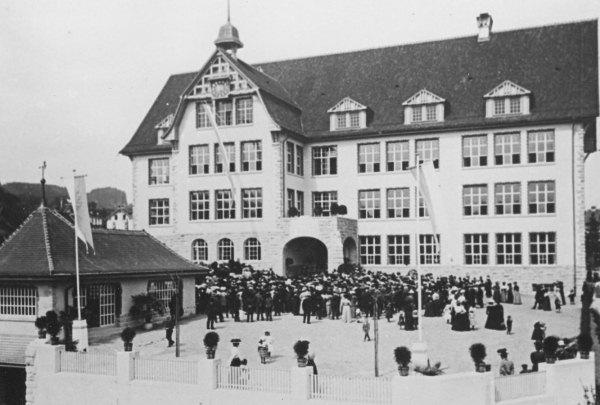 Einweihung des Schulhauses Glärnisch am 26. April 1909, mit den geladenen Gästen im Vordergrund. An der Einweihung hielten der Erziehungsrat Fritschi, Architekten Bischoff & Weideli, der Schulpräsident von Wädenswil, Heinrich Blattmann, und der reformierte Pfarrer Jakob Pfister Ansprachen. 