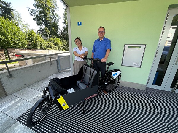 Stadtrat Jonas Erni mit Golrang Daneshgar, Leiterin Dienststelle Nachhaltigkeit gemeinsam mit dem neuen «Carvelo»