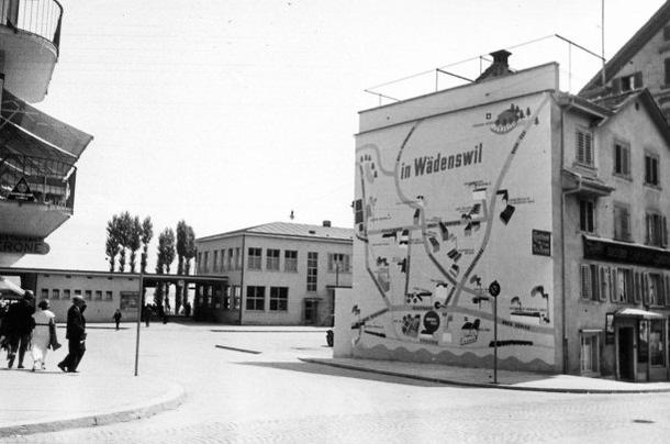 Bis 1932 war an die Bäckerei Ammann das Restaurant Johannisburg angebaut. Um einen besseren Zugang zum neuen Bahnhof zu schaffen, wurde es 1932 abgebrochen. 1933 liess der Verkehrsverein auf der Brandmauer durch den Grafiker Paul Zürrer einen Ortsplan aufmalen. Dieser musste 1940 auf Befehl des Territorialkommandos übertüncht werden.  