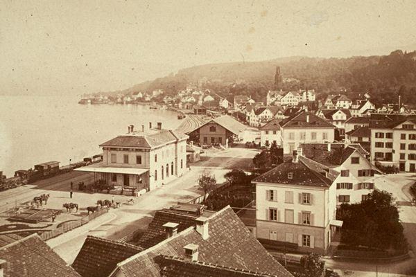 Bahnhof Wädenswil im Einweihungsjahr 1875. Im Hintergrund der noch heute bestehende Güterschuppen. Daneben das Haus Sust. Im Vordergrund das Hotel Du Lac.