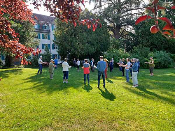Personen welche Qi Gong ausführen