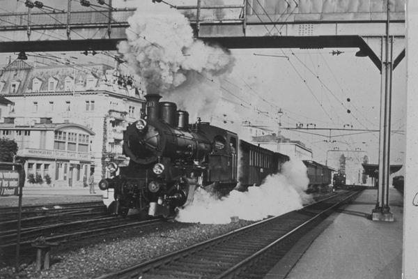 Die Südostbahn fuhr bis zum 15. Mai 1939 mit Dampf. Ein Zug verlässt den Bahnhof Wädenswil Richtung Einsiedeln.
