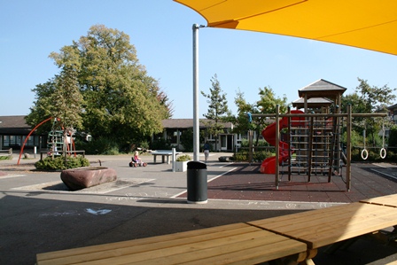 Foto Spielplatz Schulhaus Ort