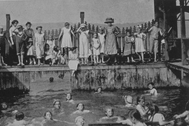 Frauenabteil der Badenanstalt Wädenswil im Jahre 1916.