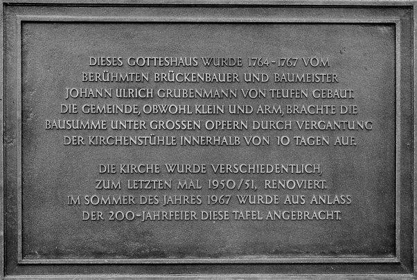 Diese Bronzetafel wurde anlässlich der 200-Jahrfeier im Jahr 1967 an der reformierten Kirche angebracht.