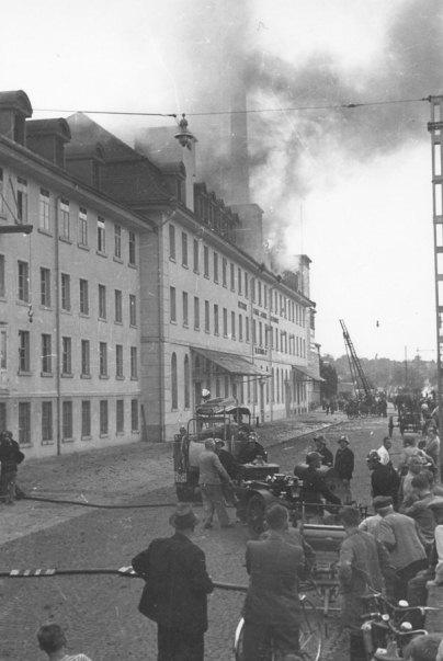 Brand des Dachstocks der Stärkefabrik Blattmann, 1949. Feuerwehr mit der damaligen Ausrüstung.