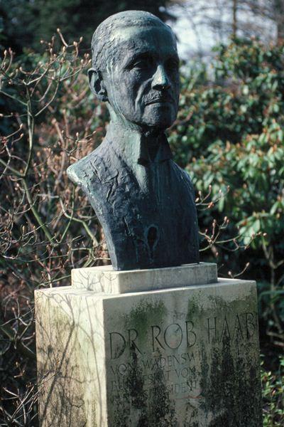 Denkmal von Robert Haab (1865-1939) im Rosenmattpark. Er war von 1918-1929 Bundesrat.