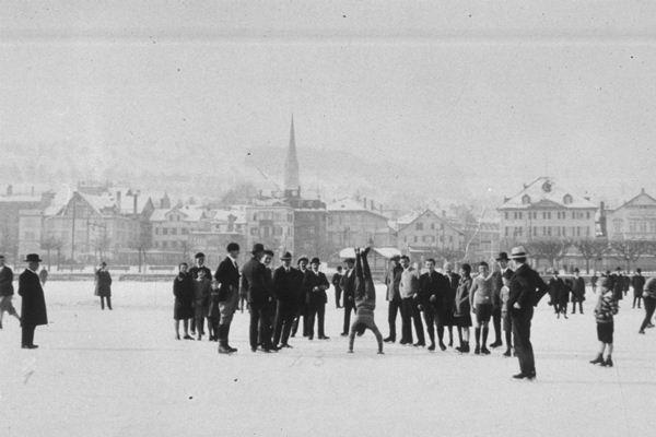 Schlittschuhläufer auf dem gefrorenen Zürichsee vor Wädenswil. Seegfröörni 1929.