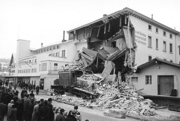 Vier Tage nach der Katastrophe vom 22. Februar 1948 wird die Lokomotive aus den Trümmern des eingestürzten Hauses der OWG befreit und abtransportiert.