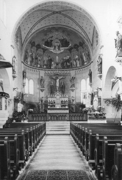 Innenraum der katholischen Kirche mit Chormalereien der acht Seligkeiten, geschaffen von Franz Vettiger aus Uznach. Aufnahme vor der Renovation von 1934. Einweihung der Kirche am 18. Juli 1897. Apostelfiguren, geschaffen von den Einsiedler Künstlern Payer & Wipplinger nach dem Vorbild des Sebaldusgrabs in Nürnberg. Der Architekt der Kirche, August Hardegger (1858-1927), war ein Meister im Kopieren historischer Baustile. 