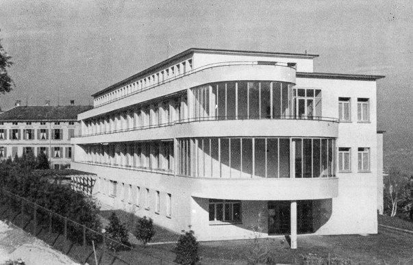 Das 1935 eingeweihte Krankenhaus war ein Beispiel für den damals modernen Bauhausstil. Als Neuerung galten auch die an den beiden Stirnfronten angebauten verglasten Rondellen. Die westliche Rondolle wurde 1979 abgebrochen, als man einen Zwischenbau zum Krankenasyl von 1886 (im Hintergrund links) erstellte. Nach der Vereinigung mit dem Spital Horgen zum heutigen Seespital wurde der Betrieb in Wädenswil 2005 aufgegeben und das Gebäude für Wohnzwecke umgebaut.