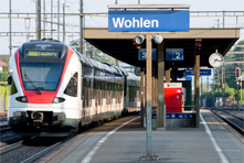 Einfahrender Zug im Bahnhof Wohlen