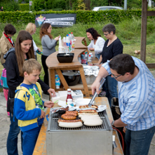 Personen am Grillstand