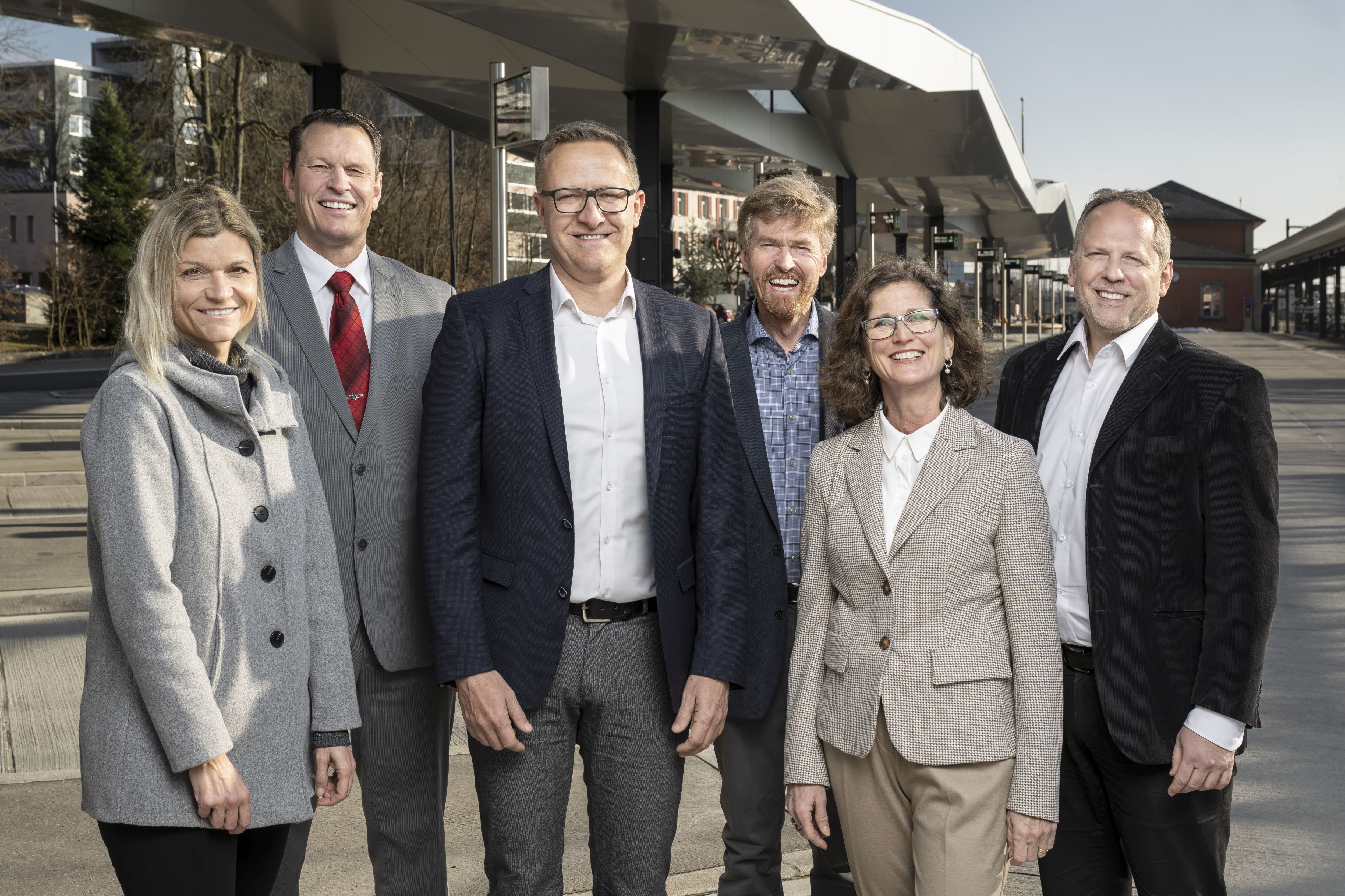 (v.l.n.r) Denise Strasse, Roland Vogt, Arsène Perroud, Thomas Burkard, Ariane Gregor, Christoph Weibel (Gemeindeschreiber)
