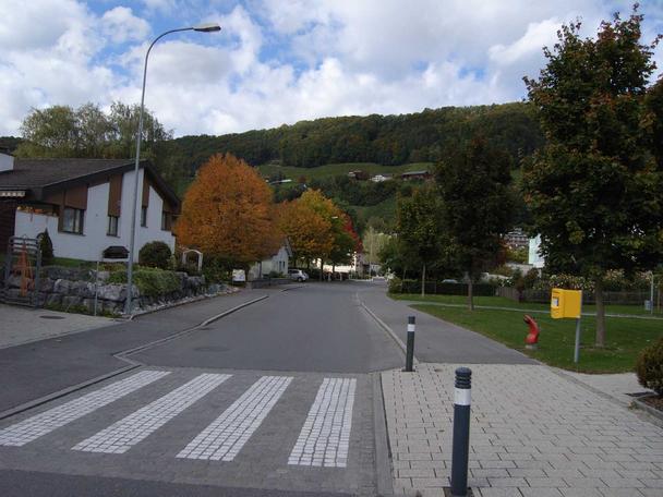 Die Walzenhauserstrasse in Au ist fussgängerfreundlich gestaltet und wird damit den Anforderungen an einen vielbenützten Schulweg gerecht.