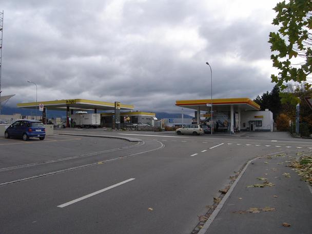 Die Tankstellen von Au Richtung Autobahnzubringer A13.