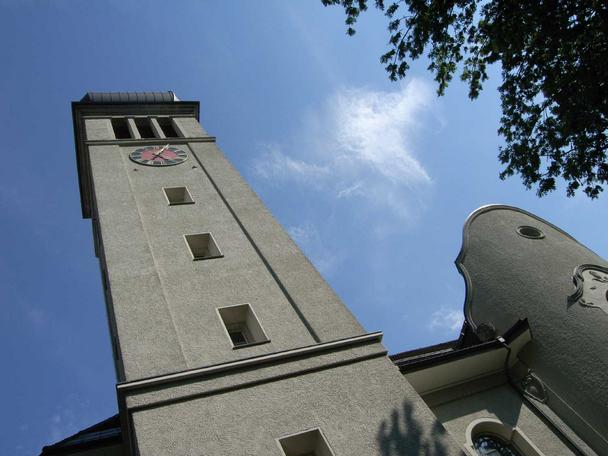 Der Kirchturm der katholischen Kirche ist in Au sehr markant.