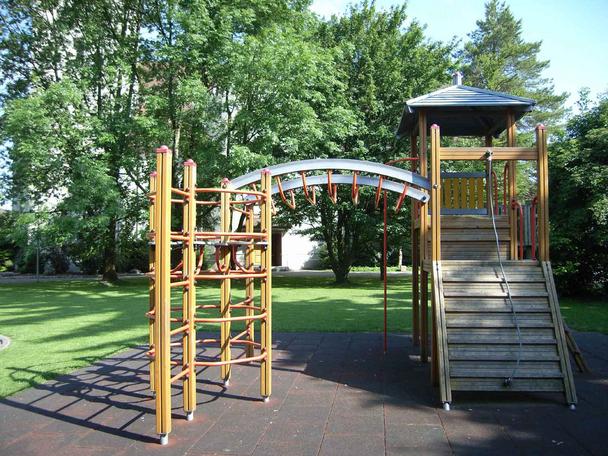 Attraktive Spielgeräte im Park beim Schulhaus Wees, hinter der katholischen Kirche in Au.
