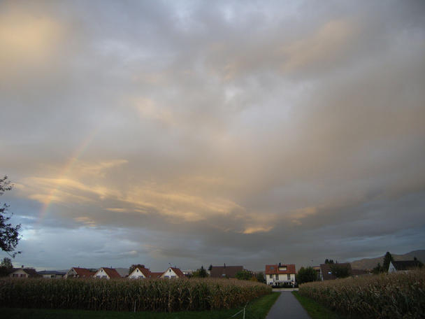 schöne Abendstimmung über dem Dorf Au