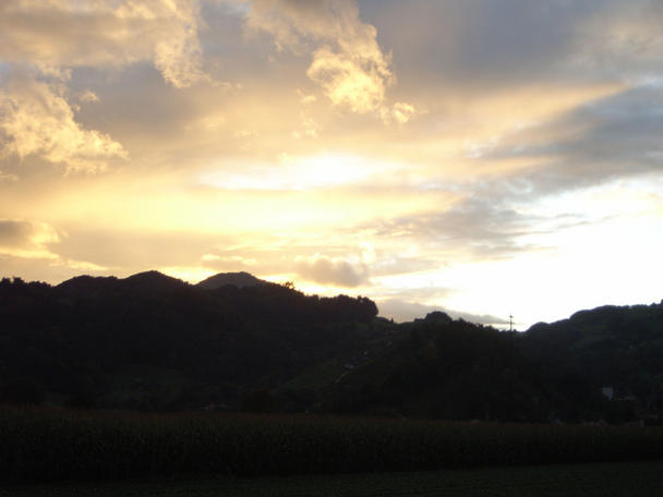 Die Sicht in die Appenzeller Hügel bei ungewöhnlicher Abendstimmung.