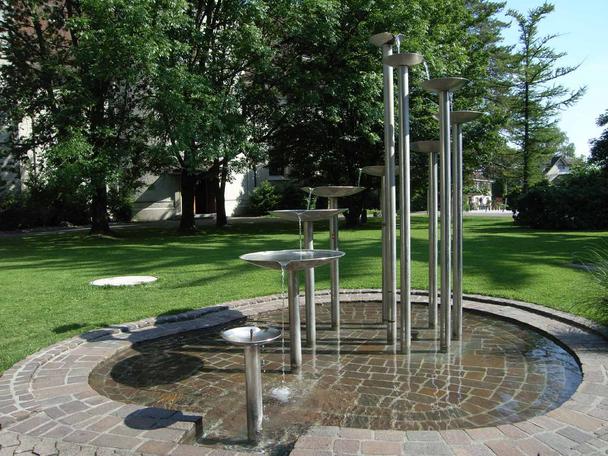 Der Brunnen im Park beim Schulhaus Wees