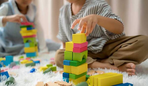 Kinder spielen mit Bauklötzen
