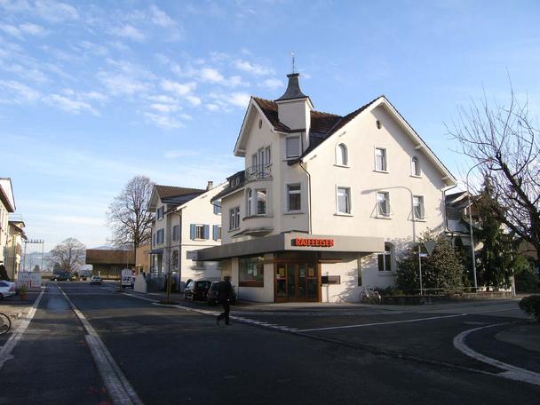 Das markante Bankgebäude in der Bahnhofstrasse, Au
