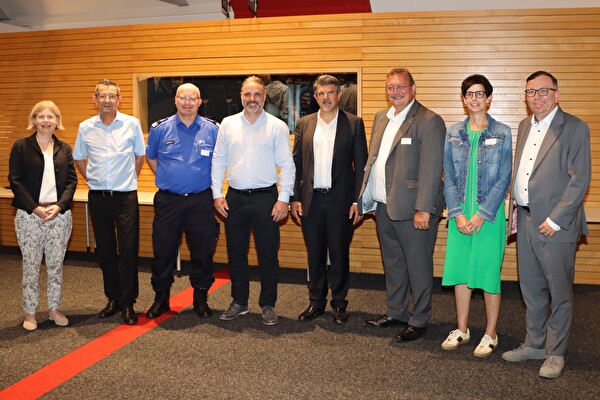 Ständerätin Esther Friedli (v.l.), Reto Friedauer (Präsident Verein St. Galler Rheintal), Markus Kobler (Chef Zoll Ost), Stefan Sutter (Projektleiter Tiefbauamt Kanton St.Gallen), Guido Biaggio (Vize-Direktor ASTRA), Otto Noger (Chef der Infrastrukturfiliale Winterthur des ASTRA), die St.Galler Regierungspräsidentin Susanne Hartmann und Gesprächsleiter Ralph Dietsche orientierten die Gemeindebehörden über die geplanten Bau- und Infrastrukturmassnahmen im Rheintal. Foto: Sabina Saggioro