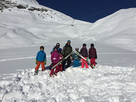 Schülerinnen und Schüler im Schnee