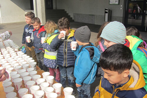 Kinder trinken Milch