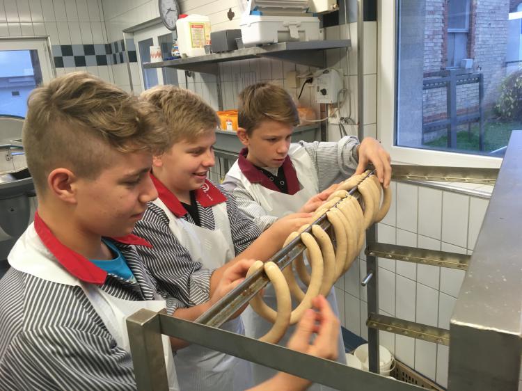 Schnuppern in der Metzgerei