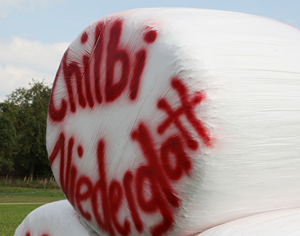 Siloballen beschriftet mit Chilbi Niederglatt