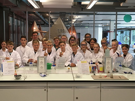 Oberstufenschüler im Chemielabor